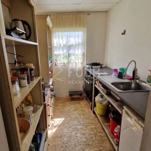 Hreljin, samostojeća kuća s 2 stana, velika okućnica