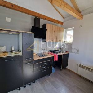 Hreljin, samostojeća kuća s 2 stana, velika okućnica