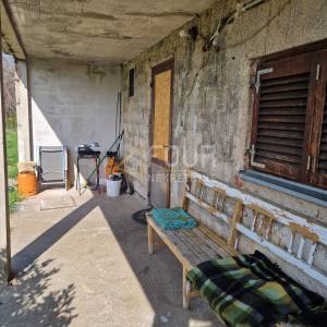 Hreljin, samostojeća kuća s 2 stana, velika okućnica