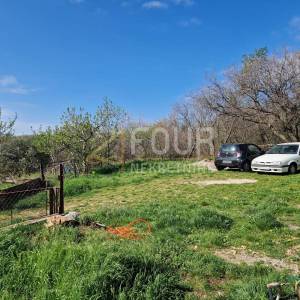 Hreljin, samostojeća kuća s 2 stana, velika okućnica