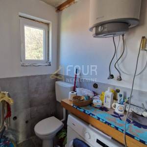 Hreljin, samostojeća kuća s 2 stana, velika okućnica