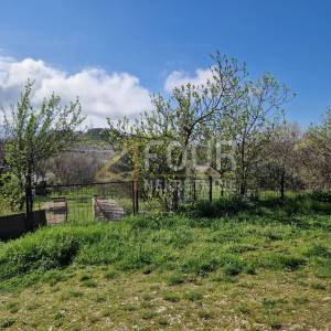 Hreljin, samostojeća kuća s 2 stana, velika okućnica