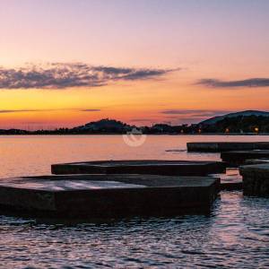 Hrvatska, Šibenik, Tribunj (Vodice) – moderni stanovi u novogradnji s terasom, liftom i parkirnim mjestom, 65–115 m²