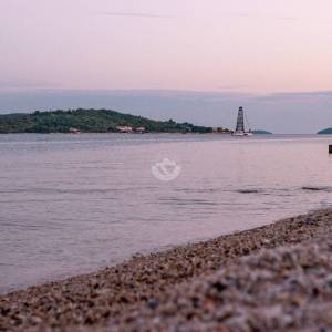 Hrvatska, Šibenik, Tribunj (Vodice) – moderni stanovi u novogradnji s terasom, liftom i parkirnim mjestom, 65–115 m²