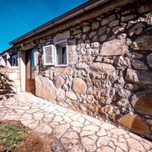 Hrvatska, Zadar, Jovići – Mala kamena kuća na zemljištu od 760 m², 32 m² stambenog prostora