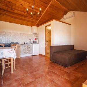 Hrvatska, Zadar, Jovići – Mala kamena kuća na zemljištu od 760 m², 32 m² stambenog prostora