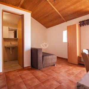 Hrvatska, Zadar, Jovići – Mala kamena kuća na zemljištu od 760 m², 32 m² stambenog prostora