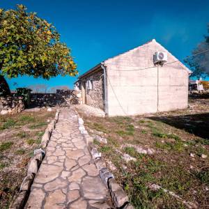 Hrvatska, Zadar, Jovići – Mala kamena kuća na zemljištu od 760 m², 32 m² stambenog prostora