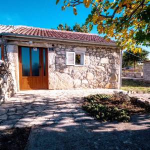 Hrvatska, Zadar, Jovići – Mala kamena kuća na zemljištu od 760 m², 32 m² stambenog prostora