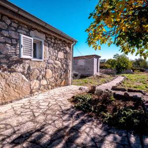 Hrvatska, Zadar, Jovići – Mala kamena kuća na zemljištu od 760 m², 32 m² stambenog prostora