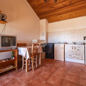 Hrvatska, Zadar, Jovići – Mala kamena kuća na zemljištu od 760 m², 32 m² stambenog prostora