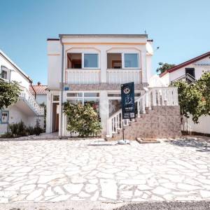 Hrvatska, Zadar, otok Vir – Apartmanska kuća s 2 namještena apartmana, 500 m od plaže, idealna za turistički najam, u mirnom ok...