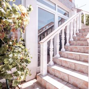 Hrvatska, Zadar, otok Vir – Apartmanska kuća s 2 namještena apartmana, 500 m od plaže, idealna za turistički najam, u mirnom ok...