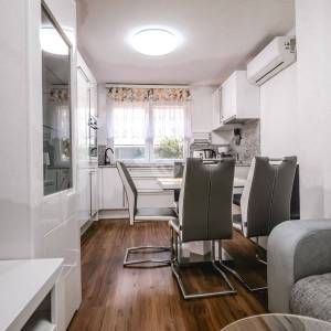 Hrvatska, Zadar, otok Vir – Apartmanska kuća s 2 namještena apartmana, 500 m od plaže, idealna za turistički najam, u mirnom ok...