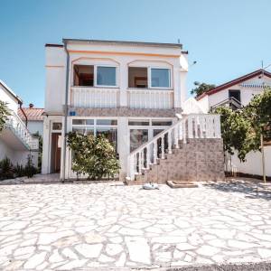 Hrvatska, Zadar, otok Vir – Apartmanska kuća s 2 namještena apartmana, 500 m od plaže, idealna za turistički najam, u mirnom ok...