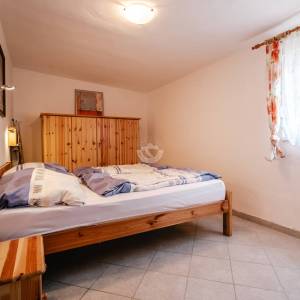 Hrvatska, Zadar, otok Vir – Apartmanska kuća s 2 namještena apartmana, 500 m od plaže, idealna za turistički najam, u mirnom ok...