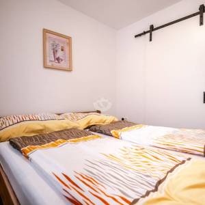 Hrvatska, Zadar, otok Vir – Apartmanska kuća s 2 namještena apartmana, 500 m od plaže, idealna za turistički najam, u mirnom ok...