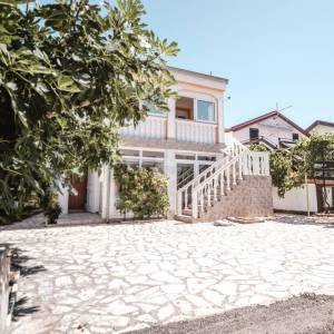 Hrvatska, Zadar, otok Vir – Apartmanska kuća s 2 namještena apartmana, 500 m od plaže, idealna za turistički najam, u mirnom ok...