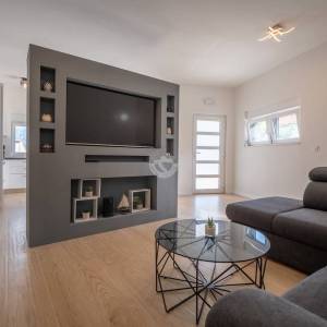 Hrvatska, Zadar, Vinjerac - Moderan stan u prizemlju s terasom, pogledom na more i dva parkirna mjesta