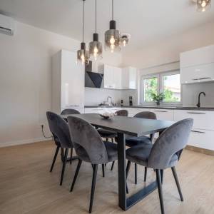 Hrvatska, Zadar, Vinjerac - Moderan stan u prizemlju s terasom, pogledom na more i dva parkirna mjesta