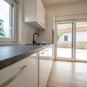 Hrvatska, Zadar, Vinjerac - Moderan stan u prizemlju s terasom, pogledom na more i dva parkirna mjesta