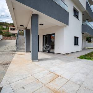 Hrvatska, Zadar, Vinjerac - Moderan stan u prizemlju s terasom, pogledom na more i dva parkirna mjesta