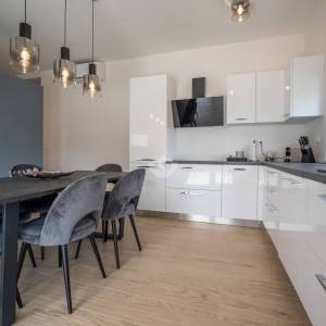 Hrvatska, Zadar, Vinjerac - Moderan stan u prizemlju s terasom, pogledom na more i dva parkirna mjesta