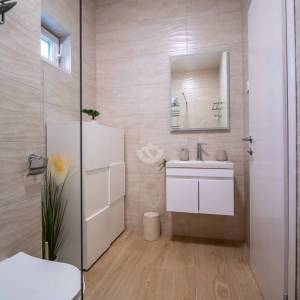 Hrvatska, Zadar, Vinjerac - Moderan stan u prizemlju s terasom, pogledom na more i dva parkirna mjesta