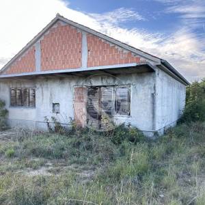 Hrvatska, Zemunik, Zadar – 2.062 m² građevinskog zemljišta s kućom + 1.987 m² poljoprivrednog zemljišta u mirnoj zoni, 5 min od...