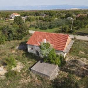 Hrvatska, Zemunik, Zadar – 2.062 m² građevinskog zemljišta s kućom + 1.987 m² poljoprivrednog zemljišta u mirnoj zoni, 5 min od...