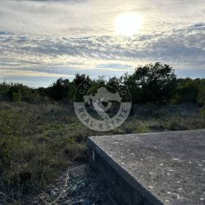 Hrvatska, Zemunik, Zadar – 2.062 m² građevinskog zemljišta s kućom + 1.987 m² poljoprivrednog zemljišta u mirnoj zoni, 5 min od...