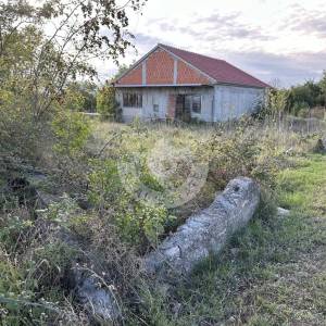 Hrvatska, Zemunik, Zadar – 2.062 m² građevinskog zemljišta s kućom + 1.987 m² poljoprivrednog zemljišta u mirnoj zoni, 5 min od...