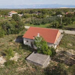 Hrvatska, Zemunik, Zadar – 2.062 m² građevinskog zemljišta s kućom + 1.987 m² poljoprivrednog zemljišta u mirnoj zoni, 5 min od...