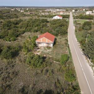 Hrvatska, Zemunik, Zadar – 2.062 m² građevinskog zemljišta s kućom + 1.987 m² poljoprivrednog zemljišta u mirnoj zoni, 5 min od...