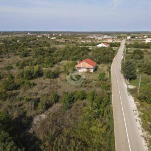 Hrvatska, Zemunik, Zadar – 2.062 m² građevinskog zemljišta s kućom + 1.987 m² poljoprivrednog zemljišta u mirnoj zoni, 5 min od...