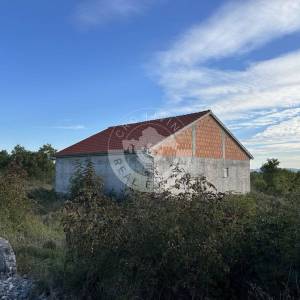 Hrvatska, Zemunik, Zadar – 2.062 m² građevinskog zemljišta s kućom + 1.987 m² poljoprivrednog zemljišta u mirnoj zoni, 5 min od...