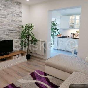 Hvar kuća sa 8 apartmana, 500 m2 stambeno, parking, garaža