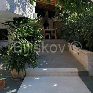 Hvar kuća sa 8 apartmana, 500 m2 stambeno, parking, garaža