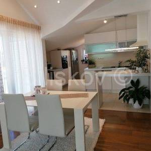 Hvar kuća sa 8 apartmana, 500 m2 stambeno, parking, garaža