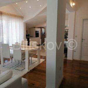 Hvar kuća sa 8 apartmana, 500 m2 stambeno, parking, garaža