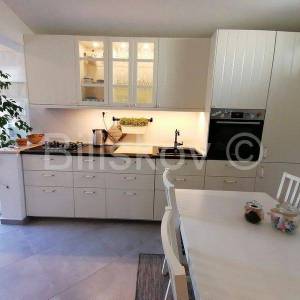 Hvar kuća sa 8 apartmana, 500 m2 stambeno, parking, garaža