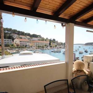 Hvar, prodaja, četverosoban stan, prvi red do mora