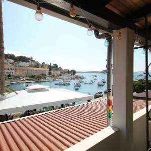 Hvar, prodaja, četverosoban stan, prvi red do mora