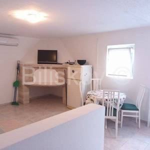 Hvar, stan 43 m2 + veranda 14 m2 (studio apartman)