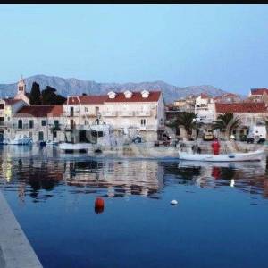 Hvar, Sućuraj  stan 81 m2 i podrum 33 m2, 1. red uz more