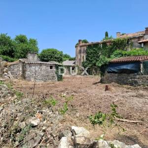 ISTRA, BALE – građevinsko zemljište od 7.800 m² s trima kamenim kućama i iznimnim potencijalom