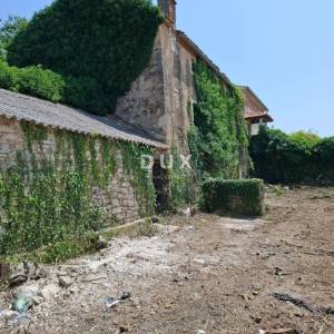 ISTRA, BALE – građevinsko zemljište od 7.800 m² s trima kamenim kućama i iznimnim potencijalom