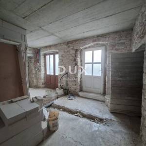 ISTRA, BALE - kuća i pomoćni objekt u centru