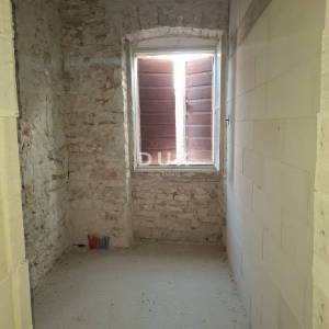 ISTRA, BALE - kuća i pomoćni objekt u centru