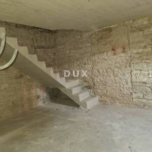 ISTRA, BALE - kuća i pomoćni objekt u centru